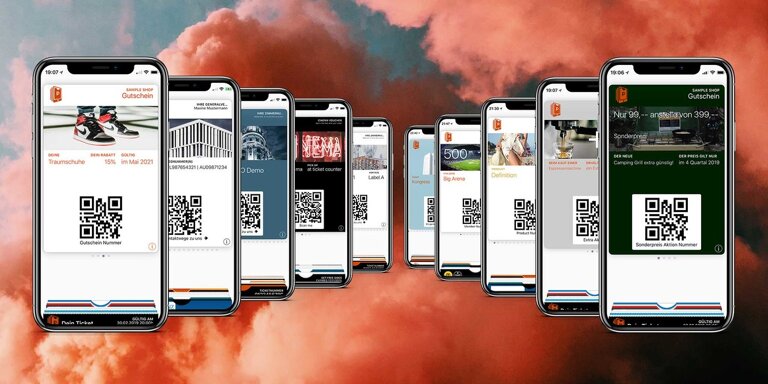 smartphone con vari coupon e biglietti digitali, ciascuno dotato di un codice QR all'interno dell'app. Gli sfondi dello schermo mostrano diversi design tra cui scarpe da ginnastica, un ponte e scatole regalo. I telefoni sono posizionati su uno sfondo drammatico di nuvole rosse e arancioni, evidenziando la loro caratteristica di passaggio digitale.