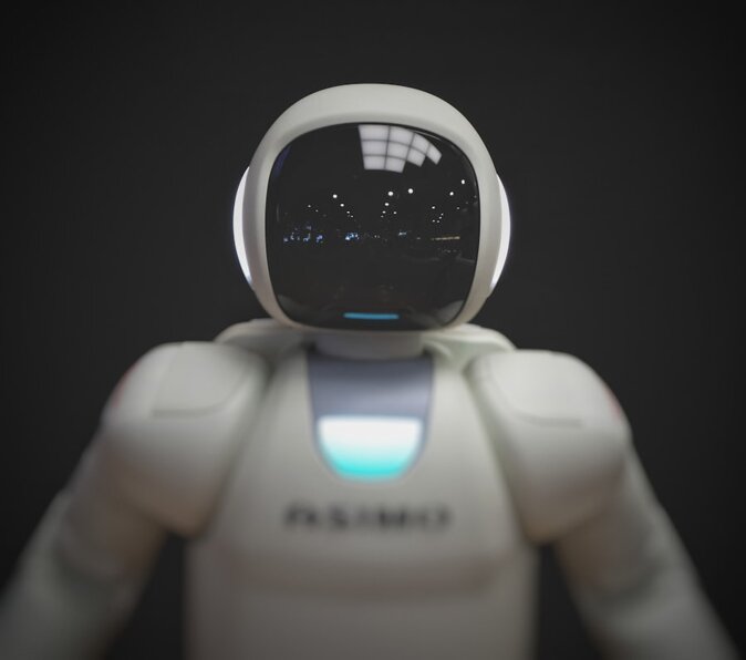 Intelligenza Artificiale e Big Data: Business Data-Driven Due persone in piedi alla scrivania esaminano e contrassegnano grafici e diagrammi stampati, mostrando un approccio strategico basato sui big data.