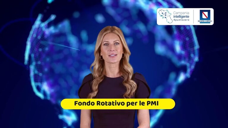Una donna è in piedi davanti a uno sfondo digitale con la scritta in italiano "Fondo Rotativo per le PMI" su uno striscione giallo, accanto ai loghi in alto a destra che mostrano un avatar digitale AI spesso utilizzato nei video animati.